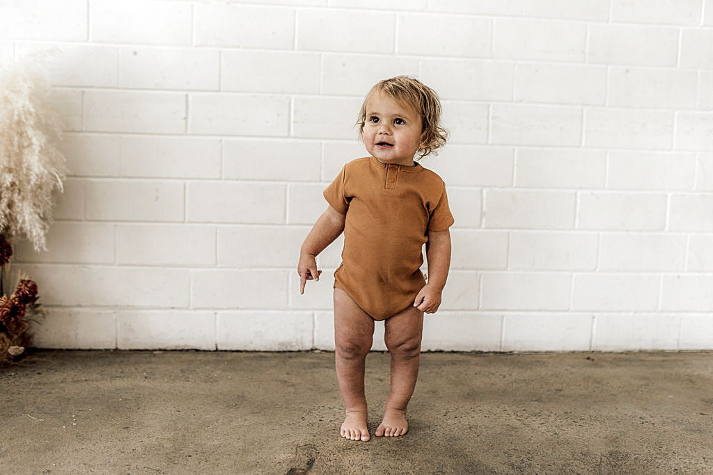 SNUGGLE HUNNY CHESTNUT SHORT SLEEVE BODY SUIT